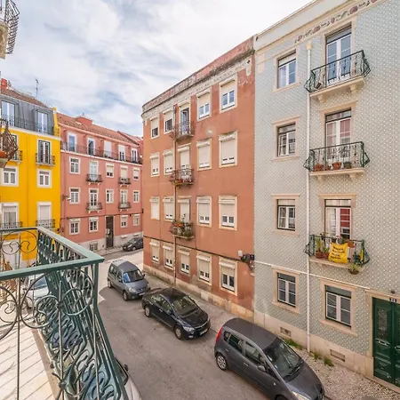 Guestready - Stylish W/ Balcony In Graca Lisboa