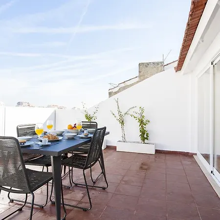 Апартаменты Guestready - Stylish W/ Balcony In Graca Лиссабон